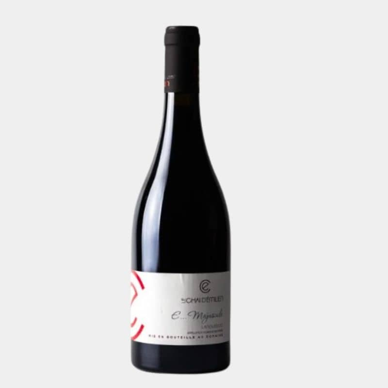 Bouteille de Majuscule 2022, vin rouge bio du Languedoc signé Le Chai d’Émilien E.

